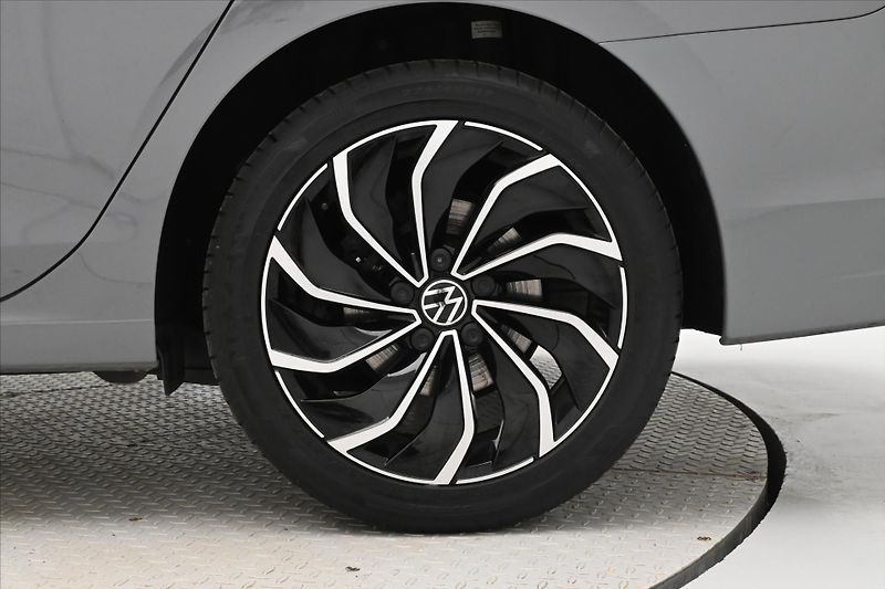 Volkswagen Golf 1,5 TSI 96 kW Life Business Zá - fotka 31 z 31