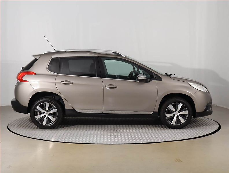 Peugeot 2008 (2016) 1.6 BlueHDi, Serv.kniha - fotka 6 z 21