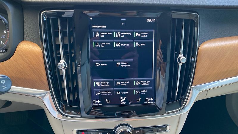 Volvo V90 MOMENTUM PRO, B4 AWD, 145+10 k - fotka 17 z 33