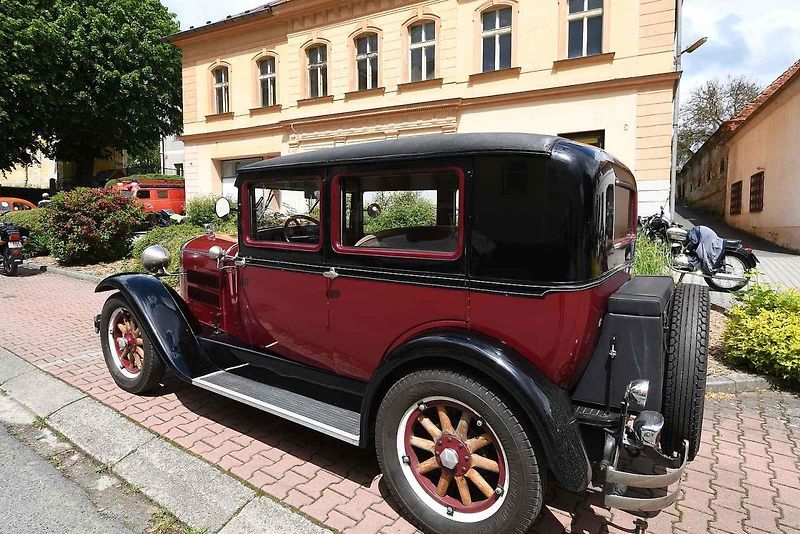 Na oblíbenou vyjížďku veteránů Po pašeráckých stezkách vyrazili řidiči se svými skvosty navzdory nepřízni počasí.