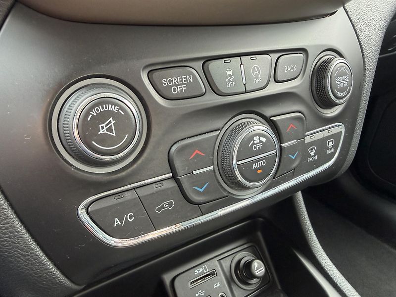 Jeep Cherokee 2.0 M-JET 4X4 LIMITED NAV KŮŽE - fotka 29 z 43