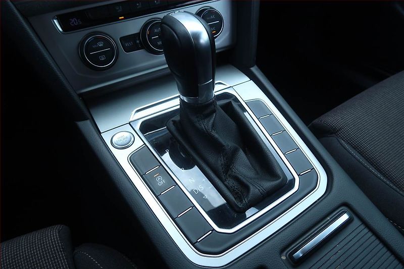 Volkswagen Passat (2017) 1.6 TDI, Automat, Serv.kniha - fotka 13 z 24