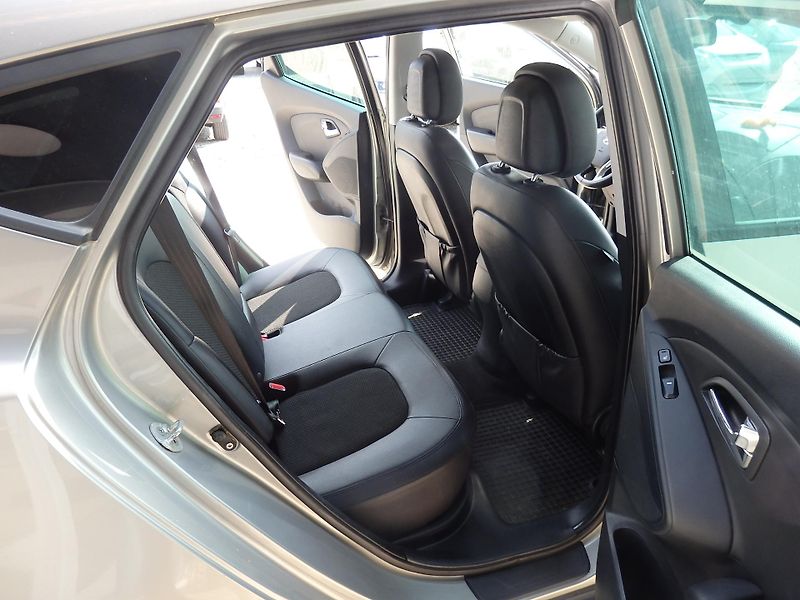 Hyundai ix35 2.0 16V DIGI. KLIMA,4X4, ZÁVĚS - fotka 9 z 16