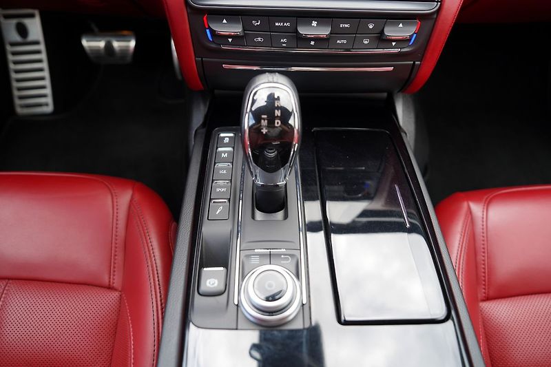Maserati Quattroporte S Q4 3.0i V6/410 PS/automat/B& - fotka 33 z 50