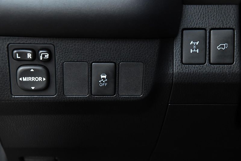 Toyota RAV4 2.2 D4-D AWD,XENONY,KAMERA,ČR - fotka 9 z 49