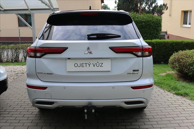 Mitsubishi Outlander 2,4 PHEV, 7míst, Tažné - fotka 8 z 56