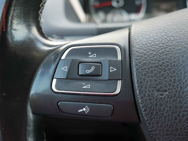 Volkswagen Touran (2013) 2.0 TDI, Xenon, webasto - fotka 15 z 23