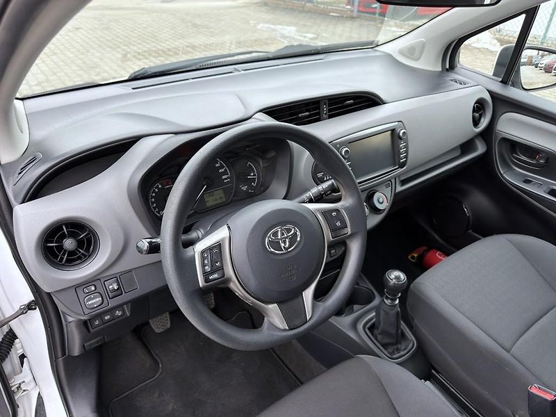 Toyota Yaris 1.5i 82 kW navi. serviska - fotka 14 z 21
