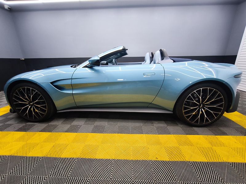 Aston Martin V8 Vantage (2022) - fotka 23 z 33