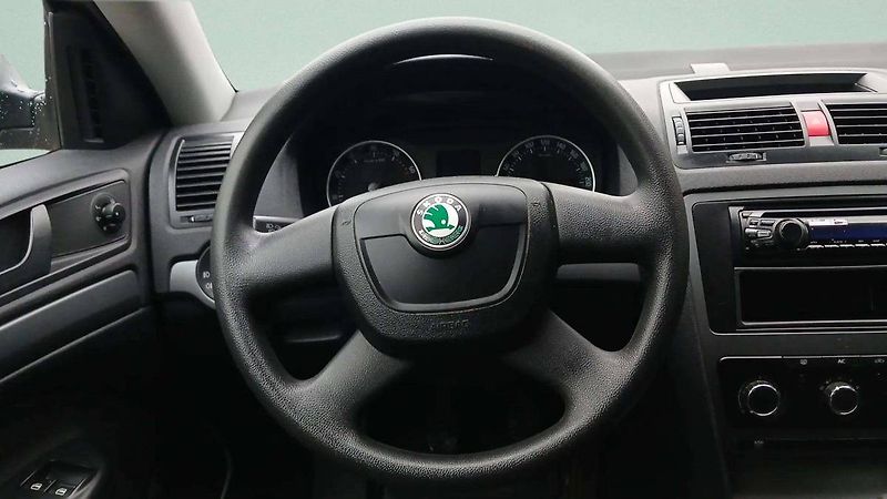 Škoda Octavia Tour 1.6MPI MT5 - fotka 18 z 33