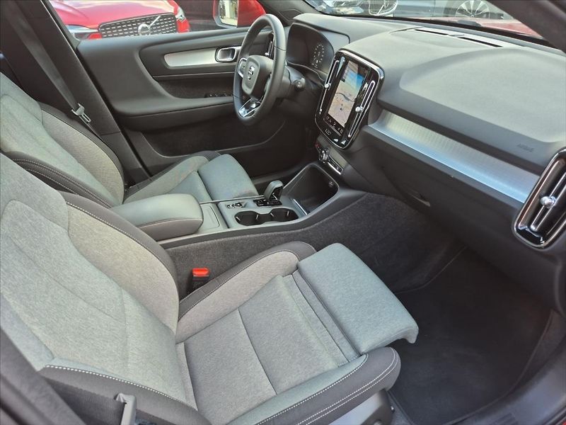 Volvo XC40 1,5 T2 FWD Momentum - fotka 12 z 18