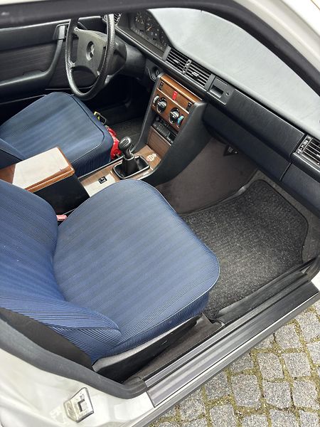 Mercedes-Benz 124 (1989) - fotka 6 z 8