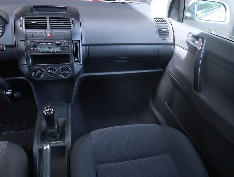 Volkswagen Polo (2003) 1.2, po STK, pěkný stav - fotka 8 z 14