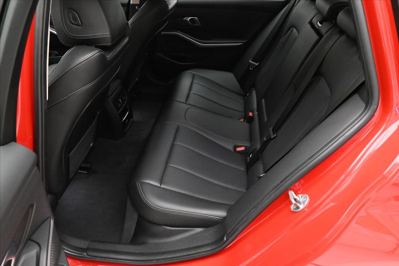 BMW Řada 3 2,0 320d 140 kW Steptronic Zár - fotka 14 z 32