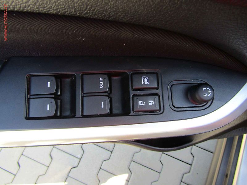 Suzuki Vitara (2017) 1.6i 4x4, ČR, Klima, temp - fotka 12 z 18