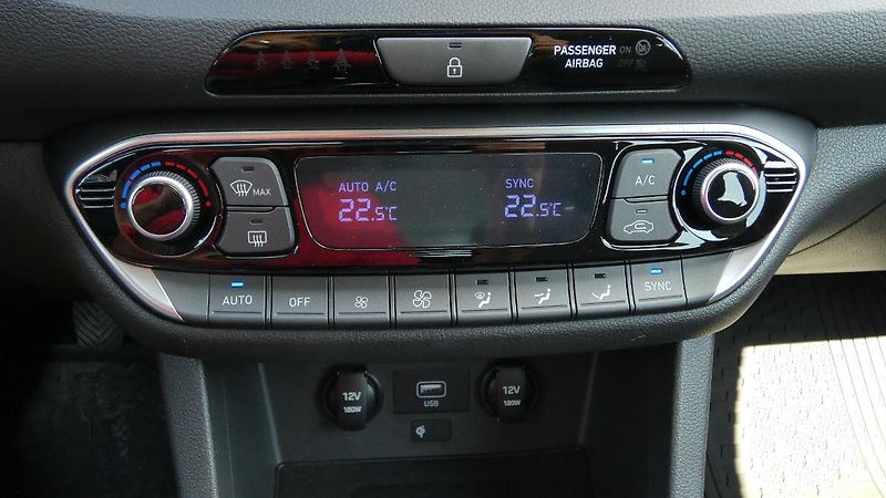 Hyundai i30 1.0 T-GDI Start Plus kombi - fotka 17 z 23