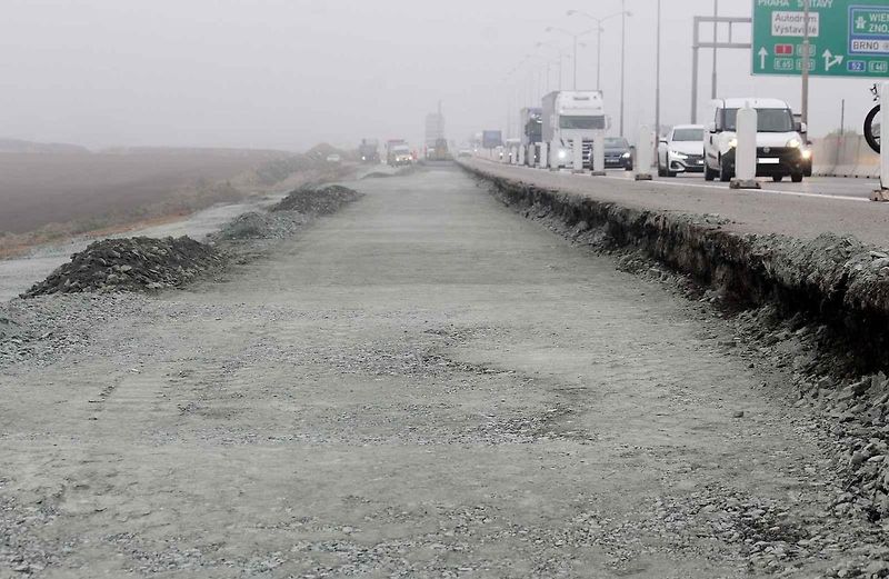 Provoz a práce na rozšiřování D1 u Brna mezi 194. a 196. kilometrem.