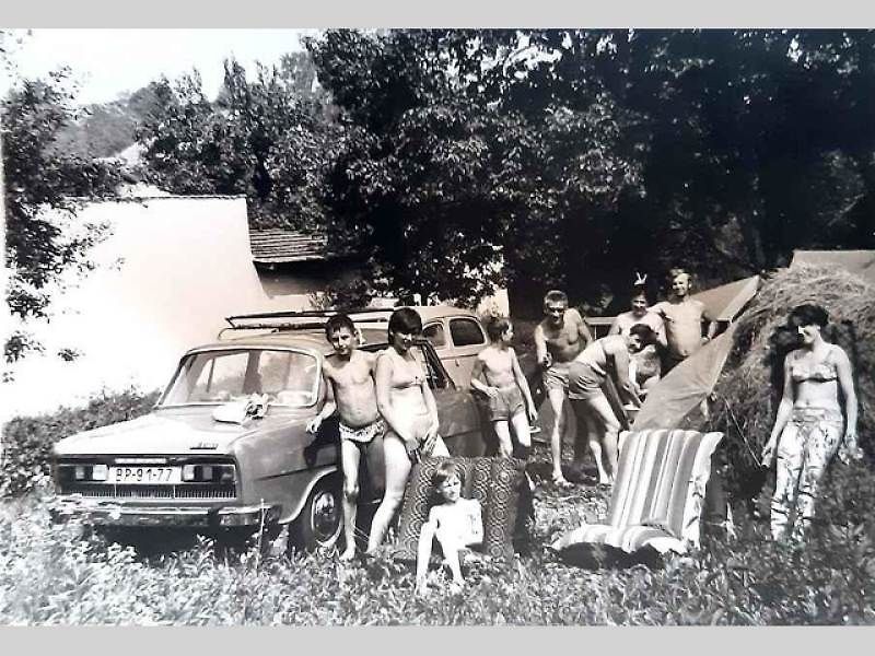 Zavzpomínala jsem na rok 1974, kdy jsme vypůjčenou škodovkou vyrazili za známými na jejich zahradu.
