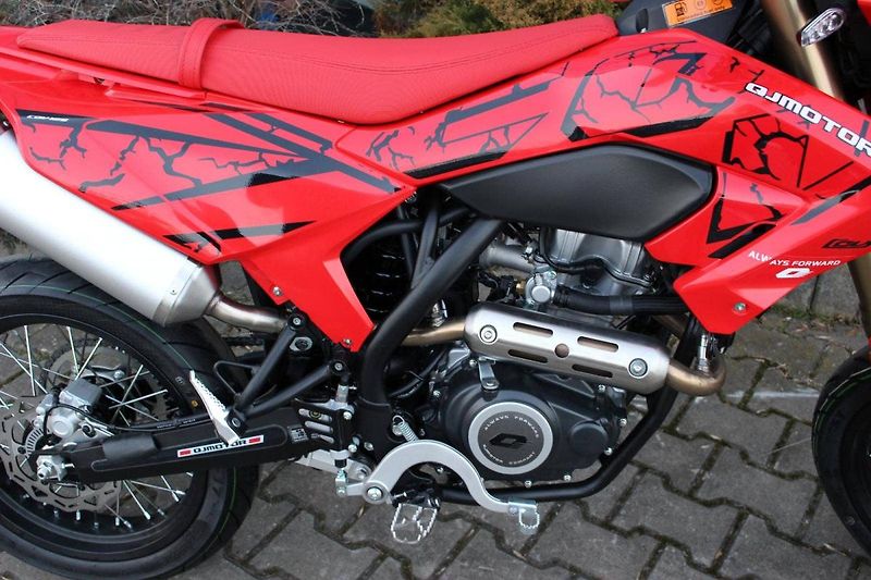 QJ Motor (2026) COV 125  MOTARD  2026 NOVINKA - fotka 5 z 9