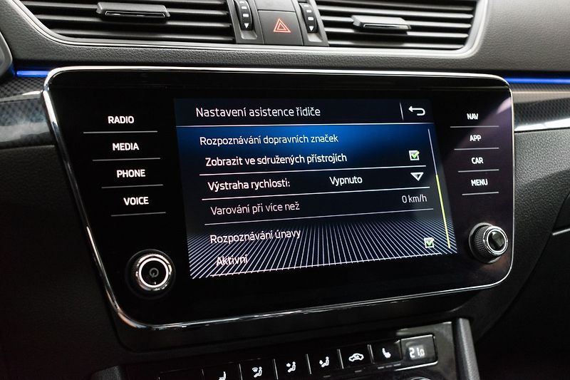 Škoda Superb 2.0 TDI 4x4*SPORTLINE*CANTON* - fotka 36 z 46