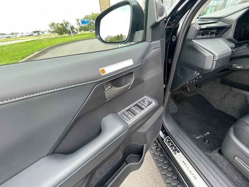 Toyota Hilux 2.8D automat Invincible - fotka 14 z 29