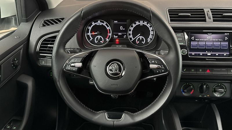 Škoda Fabia 1.0 TSI Ambition Combi - fotka 9 z 24