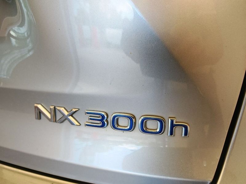 Lexus NX 300h 300h AWD PRESTIEGE SAFETY - fotka 7 z 43