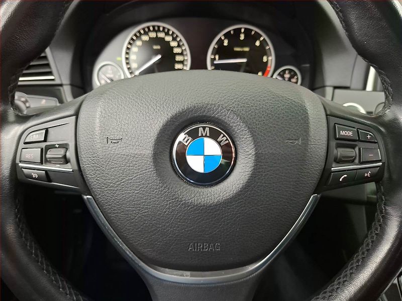 BMW Řada 5 (2015) 520d xDrive, 4X4, Automat - fotka 32 z 34