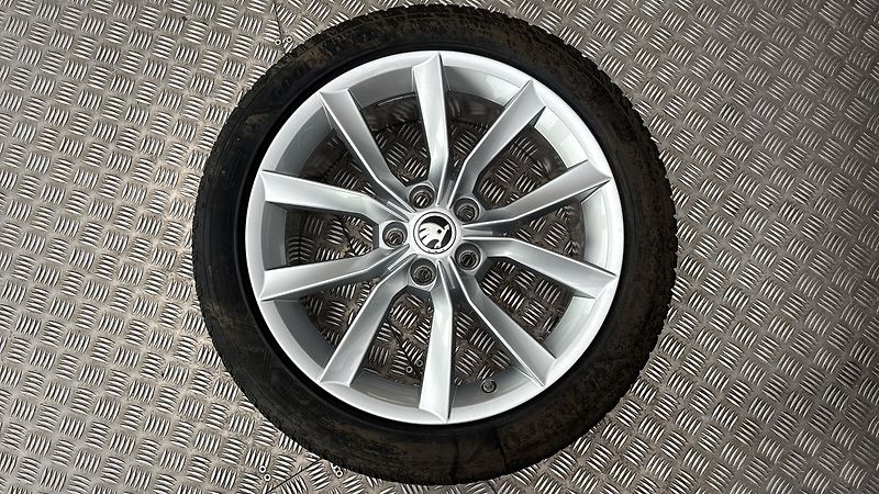 Škoda Superb 2.0 TDI DSG Sportline - fotka 34 z 34