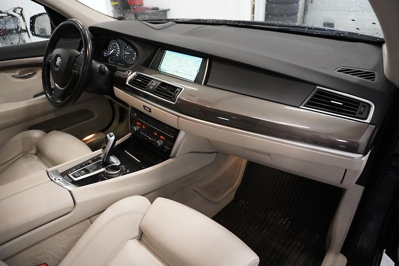 BMW Řada 5 (2014) 530D 190kW GRANTURISMO XDRIVE - fotka 28 z 32