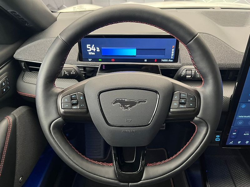Ford Mustang Mach-E Standard Range AWD, SoH 93,1 % - fotka 10 z 53