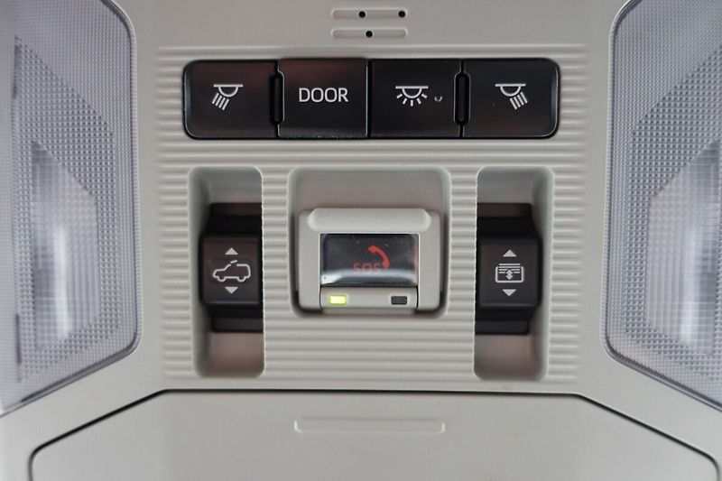 Toyota RAV4 2,5 HEV Executive Skyview  4x4 - fotka 32 z 36
