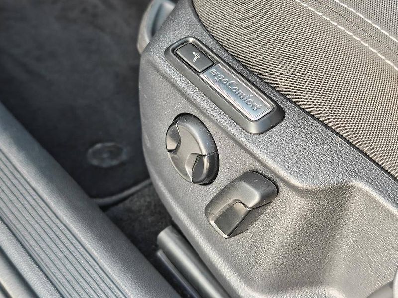 Volkswagen Passat Business  2,0TDi - fotka 7 z 23