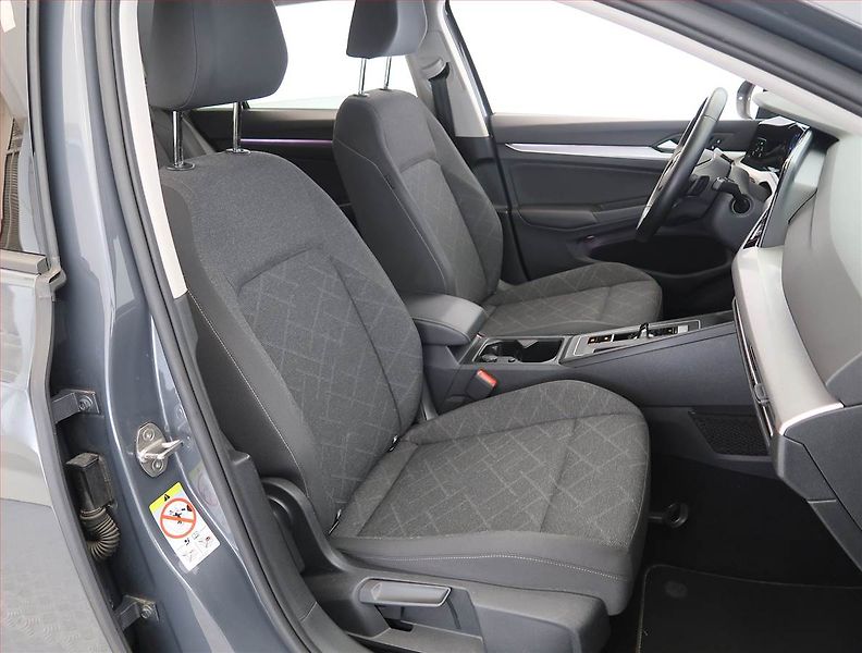 Volkswagen Golf (2023) Life 2.0 TDI, Automat - fotka 9 z 23