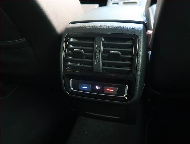 Volkswagen Passat (2020) R-Line 2.0 TDI, Serv.kniha - fotka 24 z 24