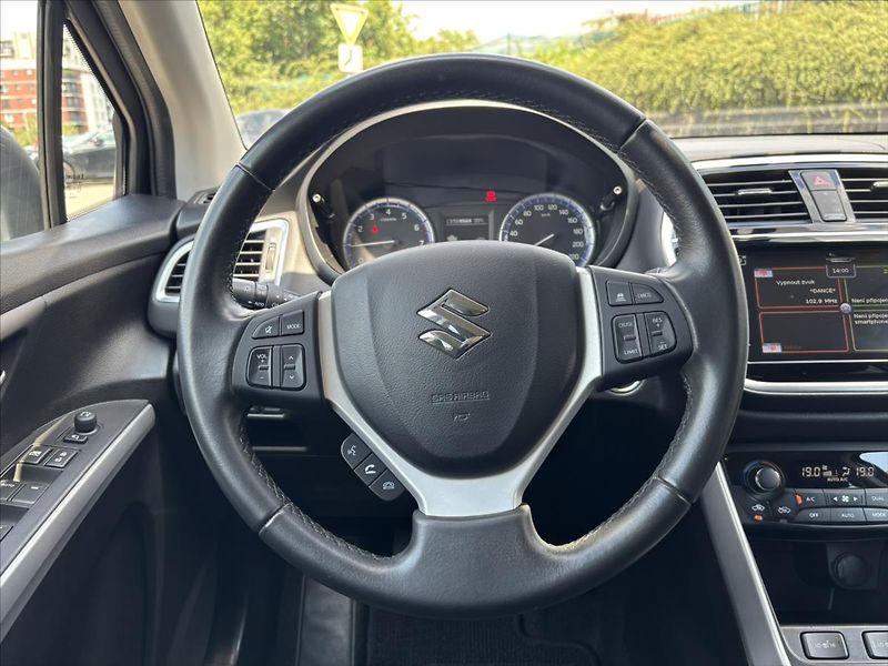 Suzuki SX4 S-Cross 1,4 HEV 4x4 Premium ADAPTIV - fotka 16 z 40