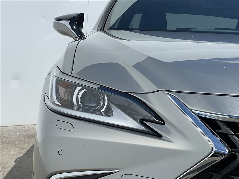 Lexus ES 300h 2,5 Business Edition - fotka 19 z 22