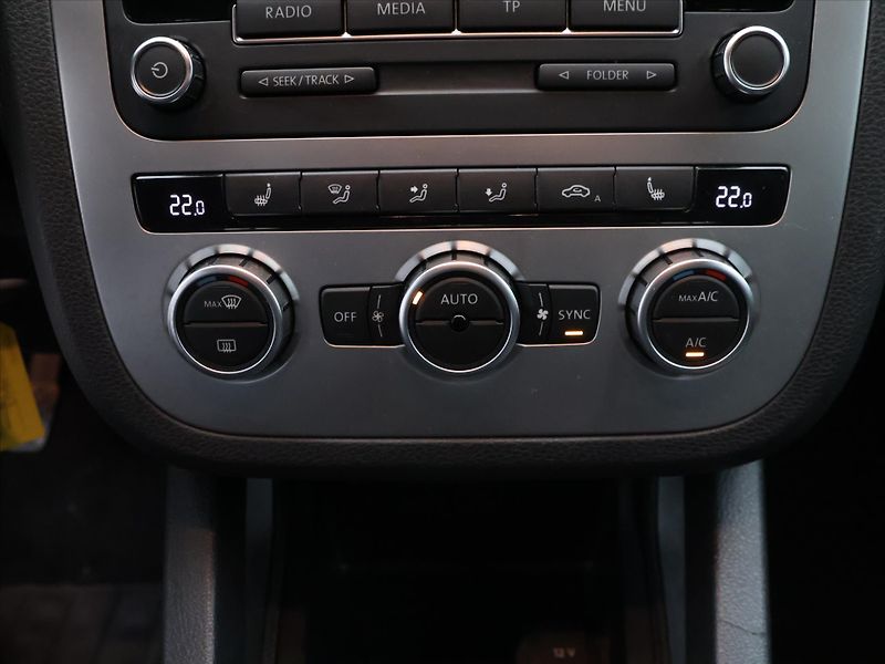 Volkswagen Scirocco 1,4 TSI 90kW Sport Xenon Pano - fotka 23 z 32