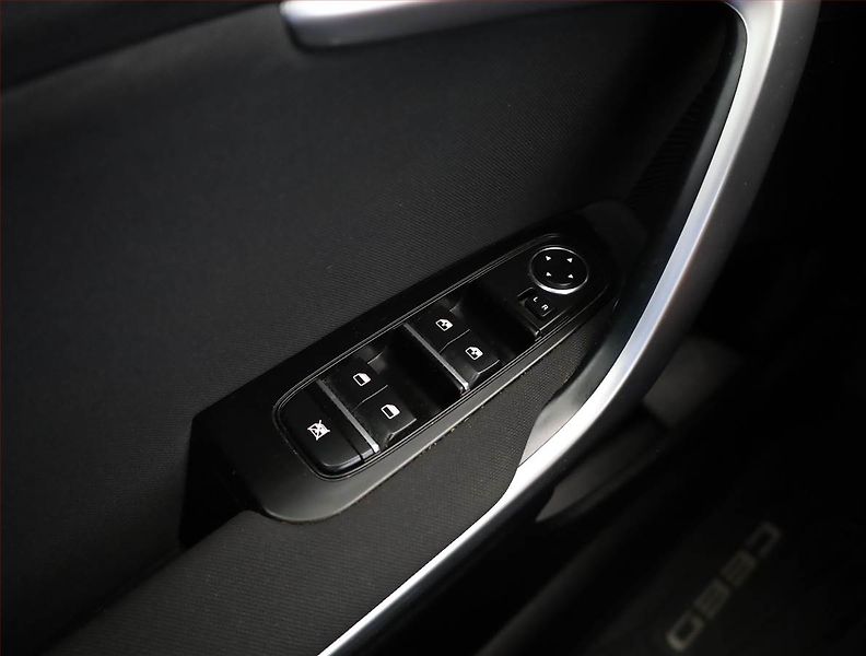 Kia Ceed (2022) 1.5 T-GDI, Serv.kniha - fotka 16 z 19