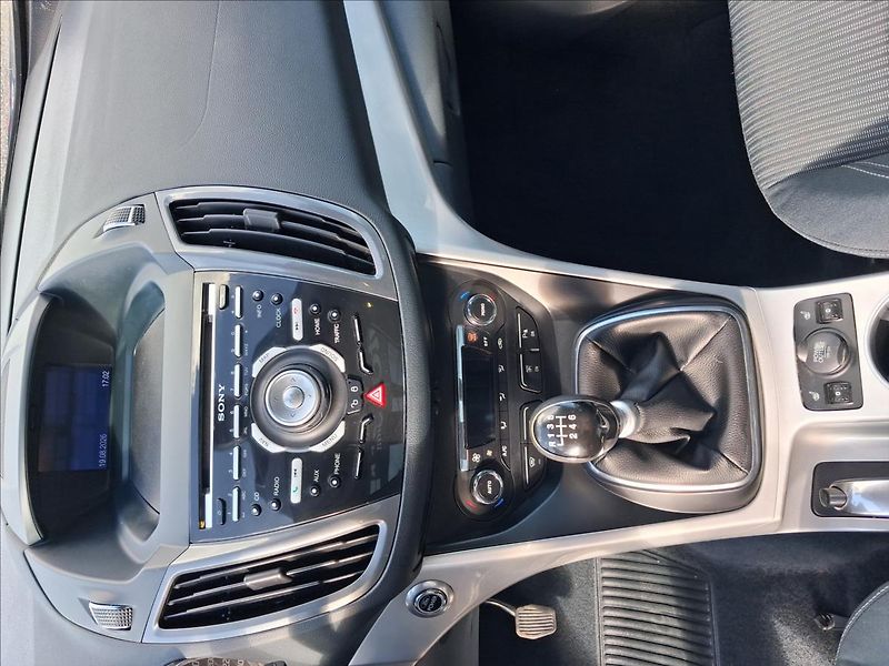 Ford Grand C-MAX 2,0 tinanium, kamera, keyless - fotka 13 z 15