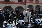 Třeboňské Masarykovo náměstí bylo motorkami doslova našlapané. Stovkám strojů požehnal tamní kaplan Jiří Kalaš.