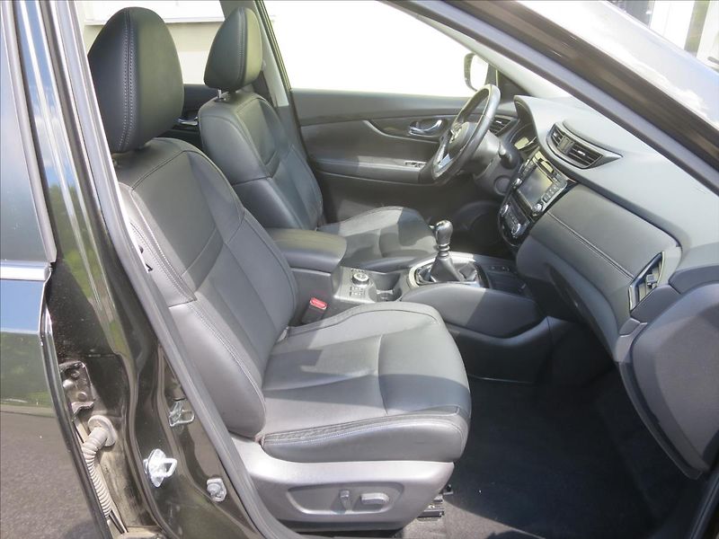 Nissan X-Trail 2,0  dCi Panorama 360°  7 míst - fotka 17 z 29