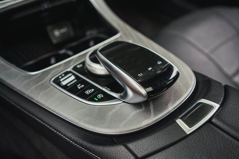 Mercedes-Benz CLS (2019) 350 d 4MATIC - fotka 26 z 31