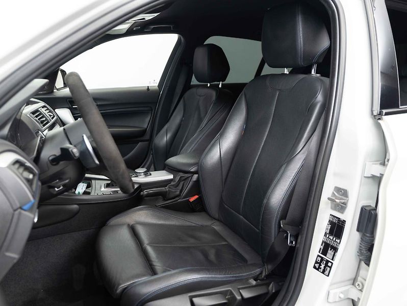 BMW Řada 1 M140i xDrive - fotka 18 z 23