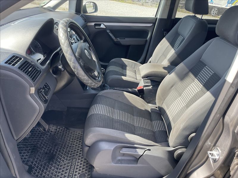 Volkswagen Touran 1,9 TDi 77kw 6rychlostí Klimat - fotka 7 z 35