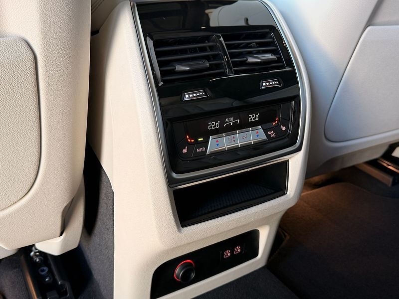 BMW X7 40d xDrive, B&W, Executive - fotka 37 z 43