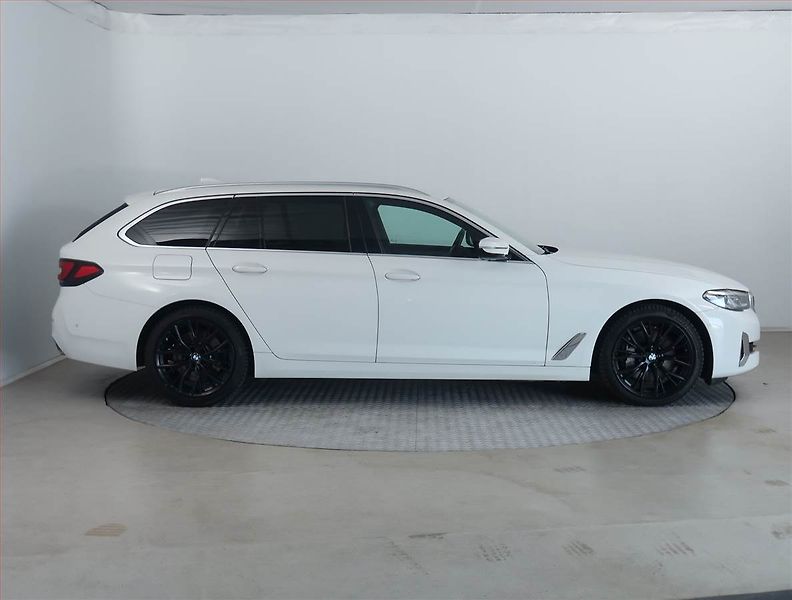 BMW Řada 5 (2020) 530d xDrive - fotka 6 z 15