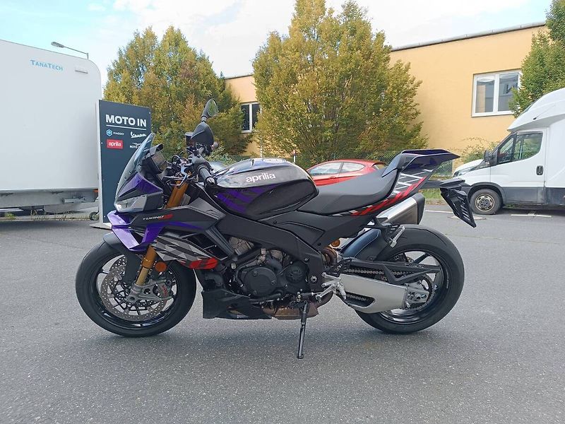 Aprilia Tuono V4 1100 Factory (2026) Shakedown Indigo (sleva 50.0 - fotka 4 z 24