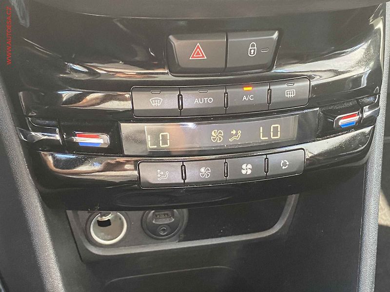 Peugeot 2008 (2017) 1.2 PT, Crossway, panor - fotka 14 z 17