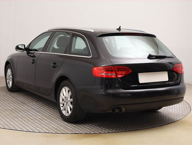 Audi A4 (2009) Ambiente 2.0 TDI, Serv.kniha - fotka 4 z 19